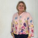 Lady showing sleeve detail on Italian linen floral top.