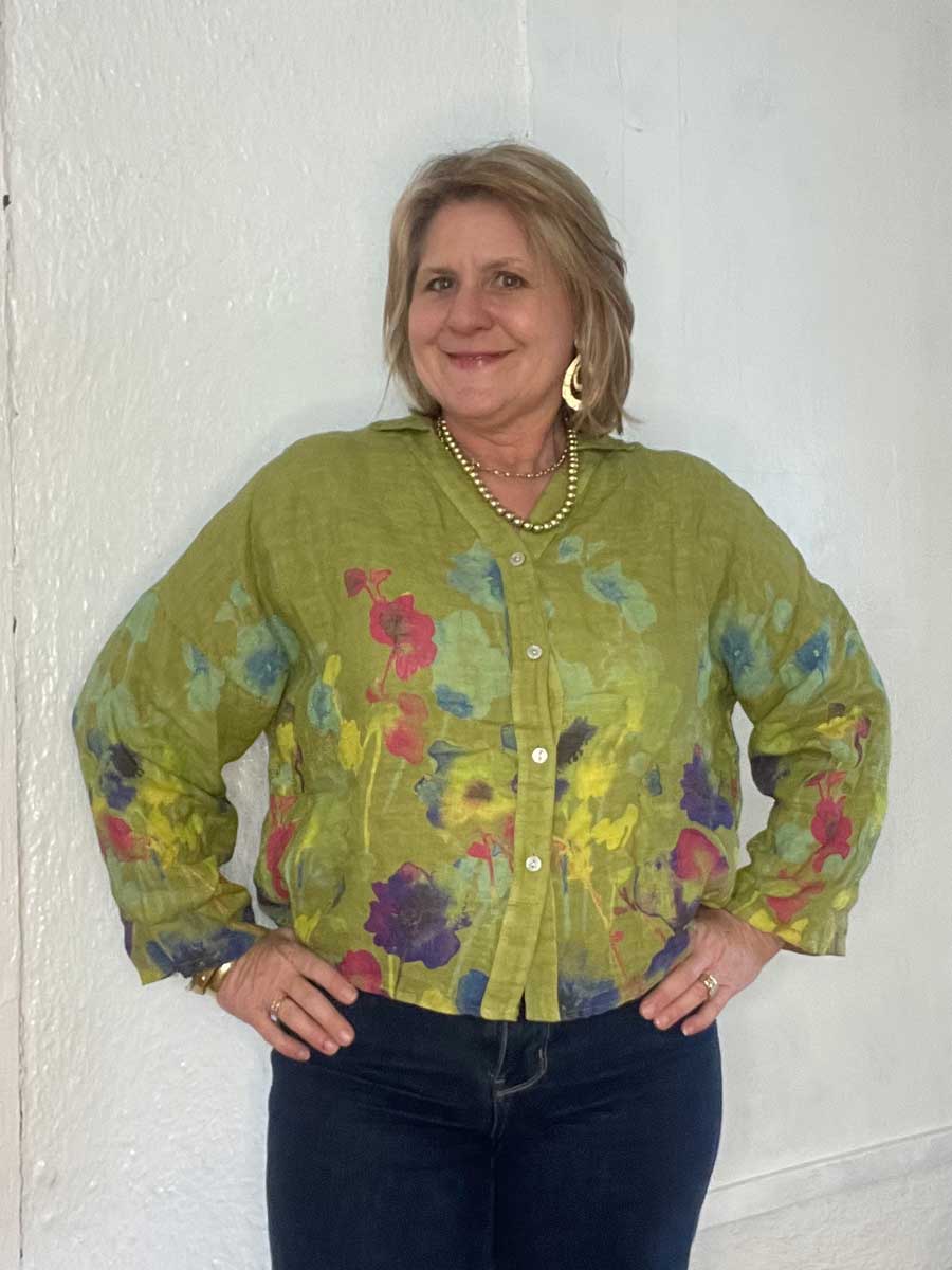 buttonup-watercolor-linen-top-moss-green Lady showing floral print detail on Italian Linen button front top.
