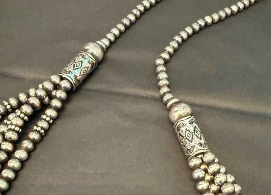 necklace-silver-close-up necklace-silver-close-up